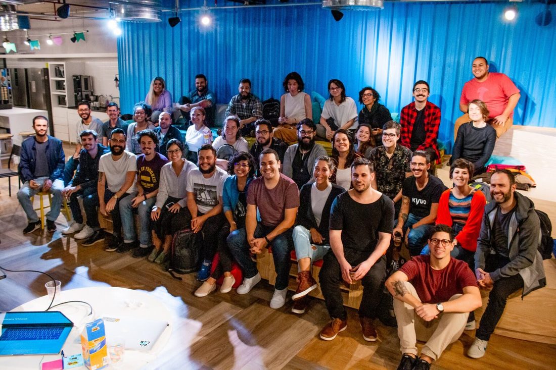 Foto em grupo de participantes de um evento de tecnologia