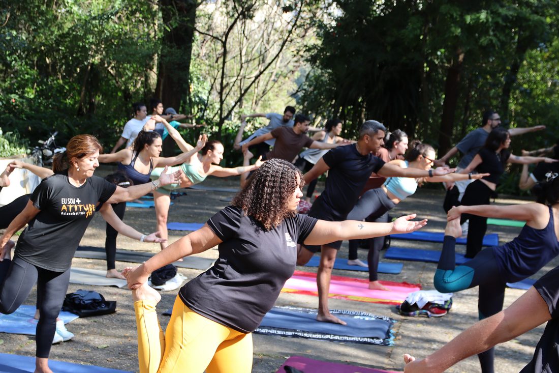 Grupo praticando yoga ao ar livre em um parque