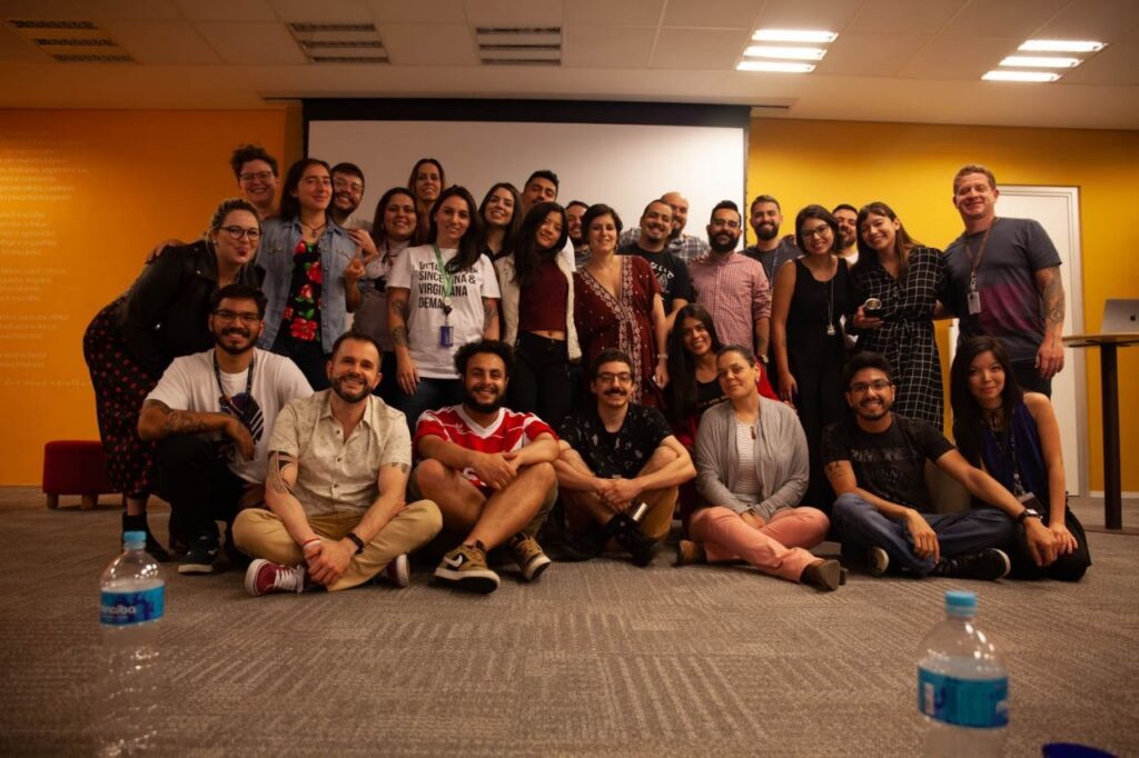 Foto em grupo de colegas de trabalho em um escritório