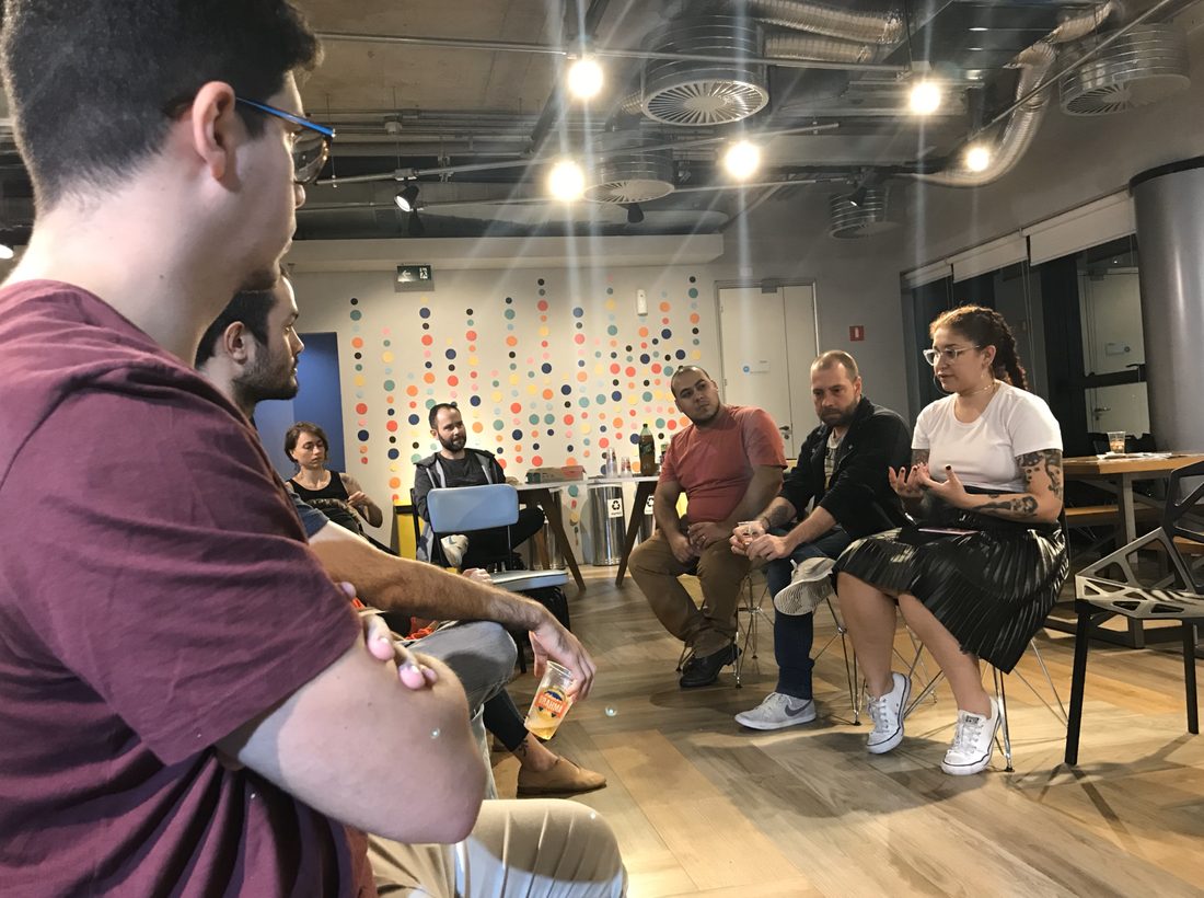 Roda de conversa informal entre colegas de trabalho